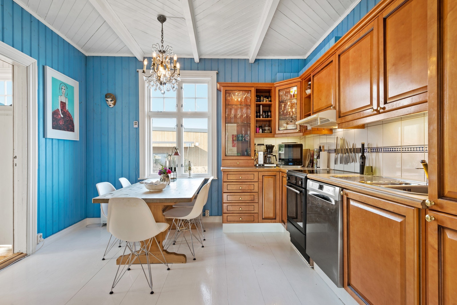 Innredningen har profilerte fronter, vitrineskap og krydderhyller, samt flis over benkeplaten med nedfelt kum. Galleribilde