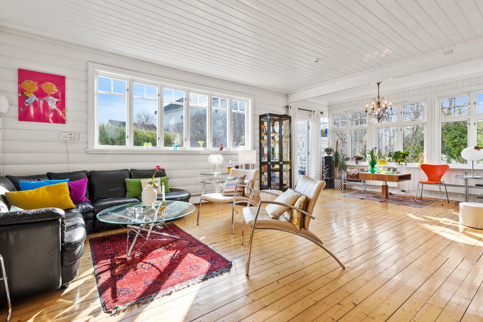 Stuen er av det herskapelige slaget med store vindusflater som er laget spesielt for huset og man har beholdt de orginale materialevalgene. Galleribilde