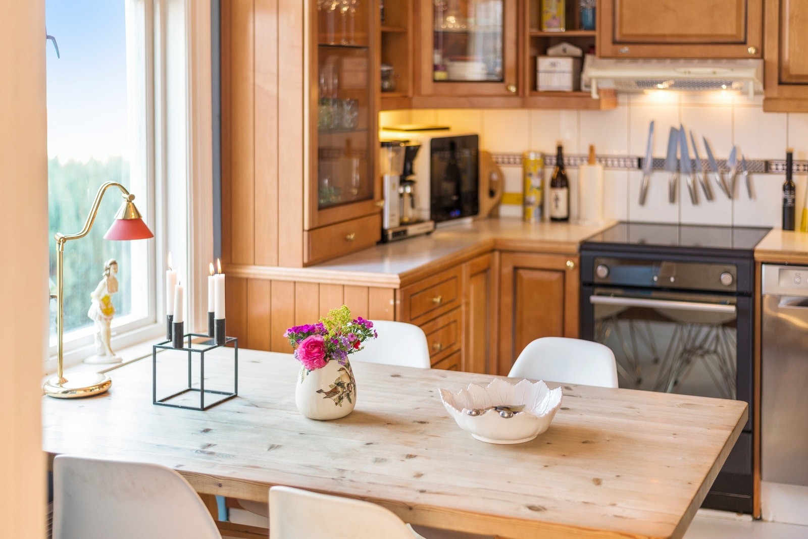 Det er god plass til spisebord på kjøkkenet. Galleribilde