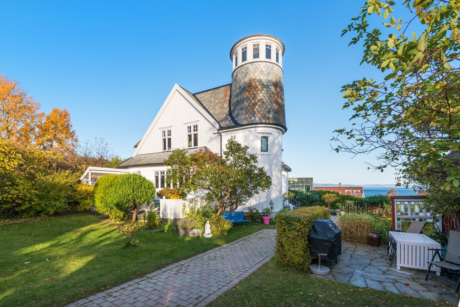 Velkommen til vakre Fagerheim Allé 85, best kjent som tårnhuset på Lade, en unik eiendom med lang historie. Galleribilde