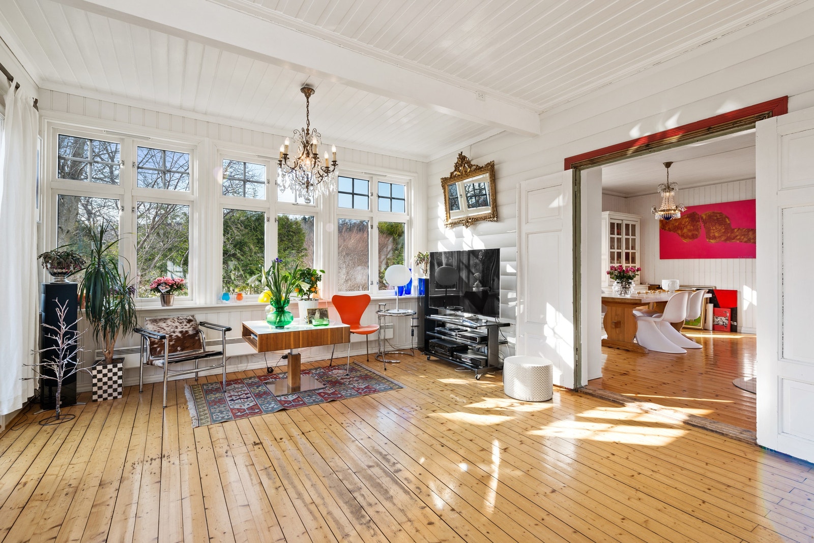 Huset har to stuer der store vindusflater og ekstra takhøyde sørger for godt lys og god atmosfære i rommene. Galleribilde