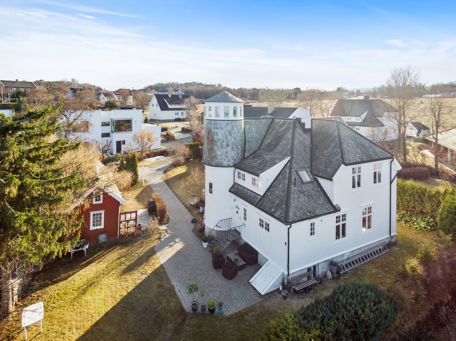 Eiendommen har en stor tomt og svært gode solforhold. I hagen er det både øst-, sør- og vestvendt terrasse. Galleribilde