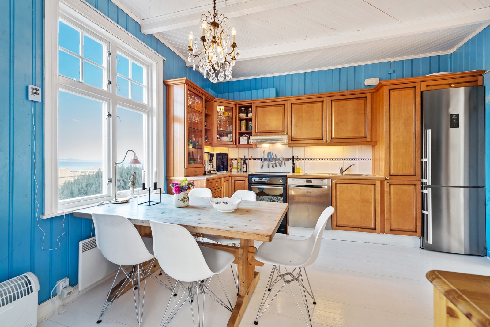 Kjøkkenet er pent og funksjonelt. Selve innredningen er fra 2002, og det er etablert opplegg til oppvaskmaskin og mekanisk avtrekk over stekesonen. Galleribilde