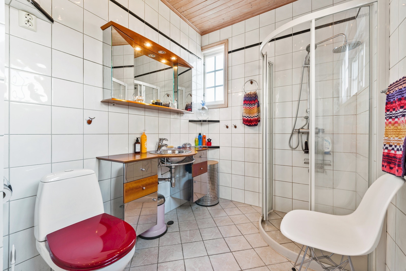 Lyst helfliset bad i 1. etasje med varme i gulv og opplegg for vaskemaskin. Galleribilde