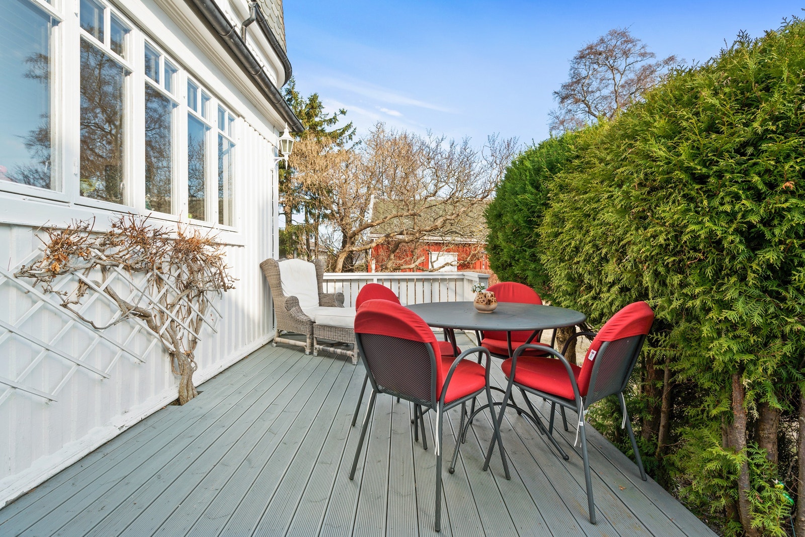 Terassen ligger solrikt og skjermet til, perfekt for hagefester og grilling. Galleribilde