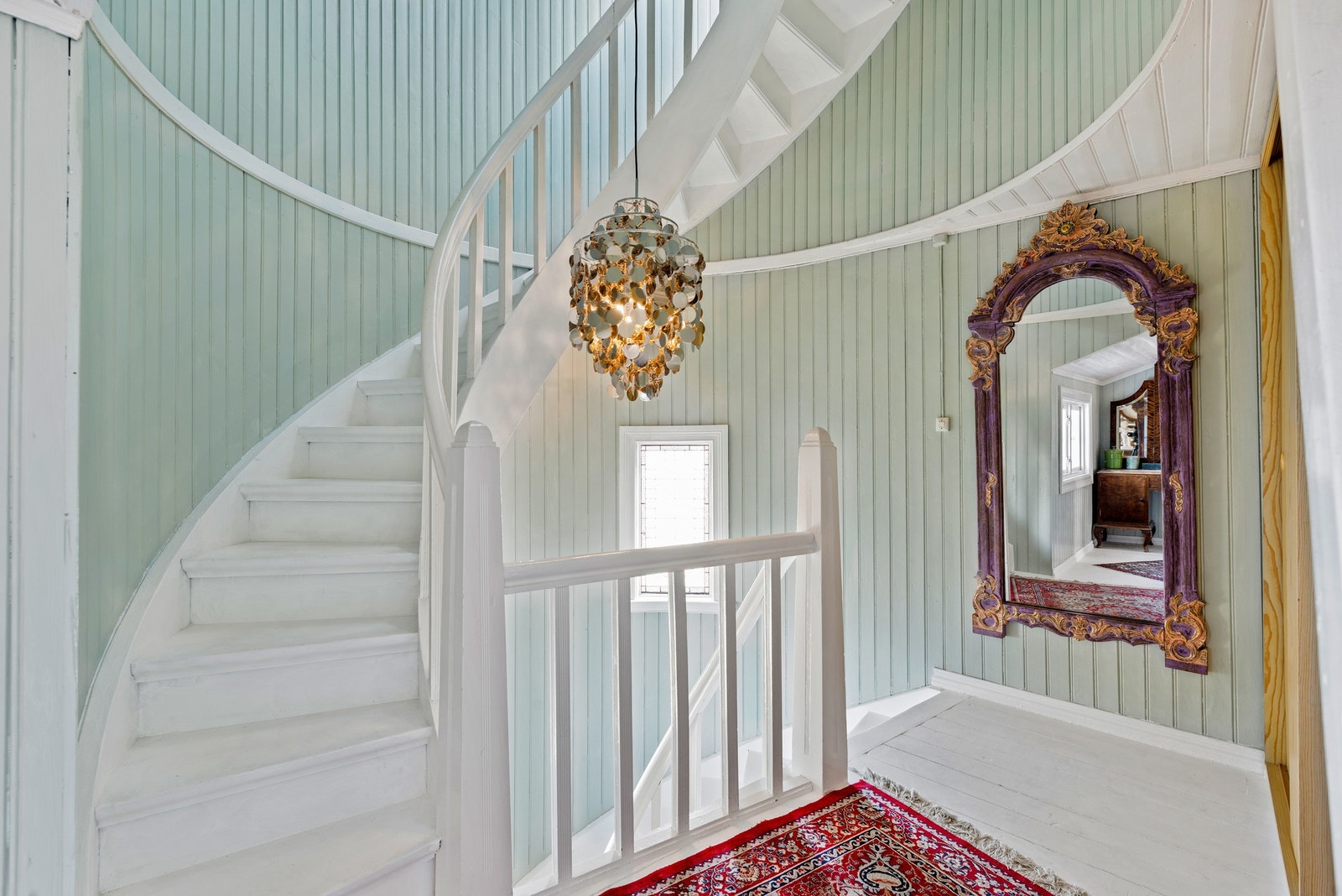 Her har du også trappen som snirkler seg opp i soveromsavdelingen i andre etasje og videre opp i tårnet. Galleribilde