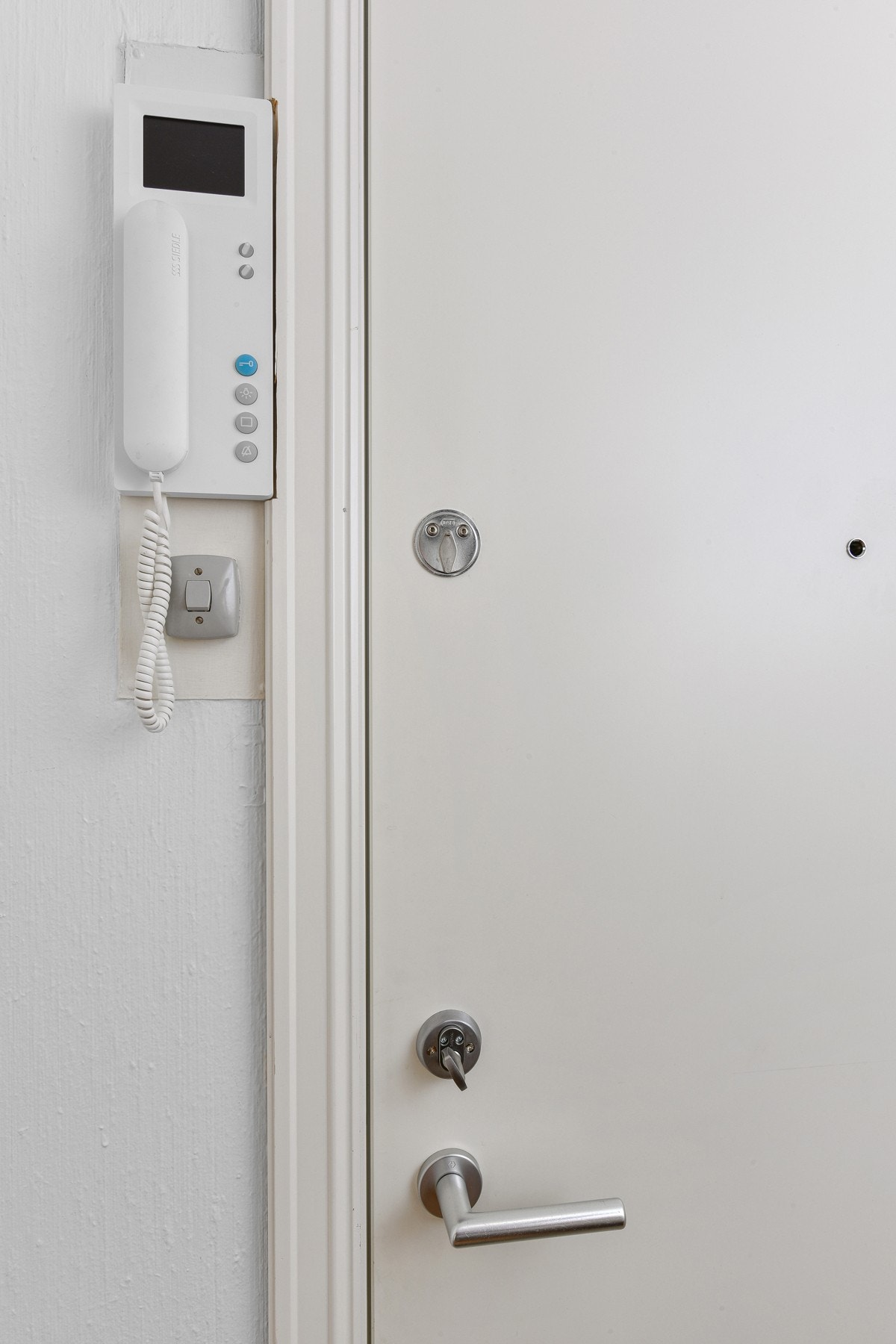 Videre har entreen downlights i himling, parkettlaminat på gulv og dørcalling med video. Galleribilde