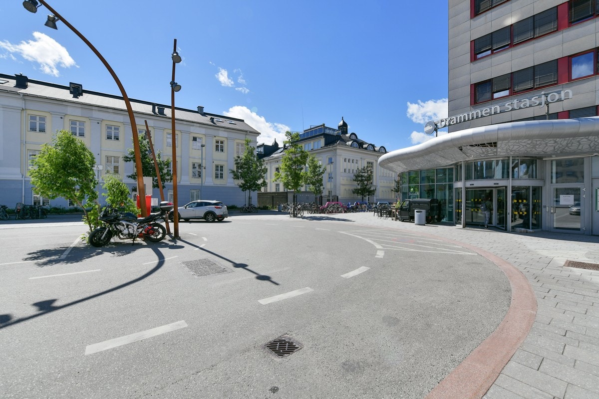 Det tar kun et par minutter å gå til jernbanestasjonen og Strømsø Torg. Galleribilde