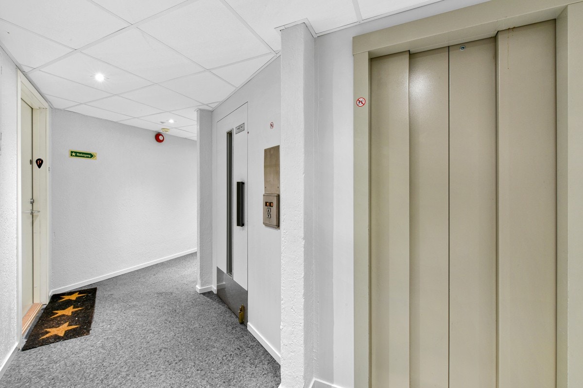 Det er heisadkomst opp til leilighetsplan. Galleribilde