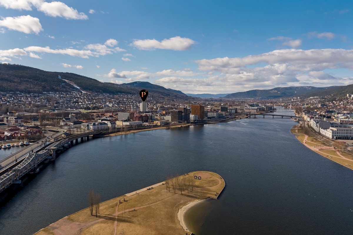 Drammenselva og byens populære elvepromenade ligger like ved. Galleribilde