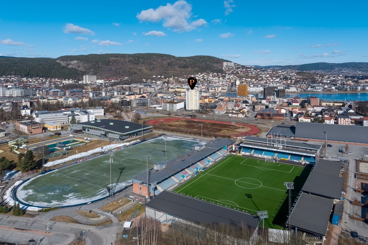 Marienlyst har friidrettsbane, fotballbane, kunstisbane og Drammenshallen. Galleribilde