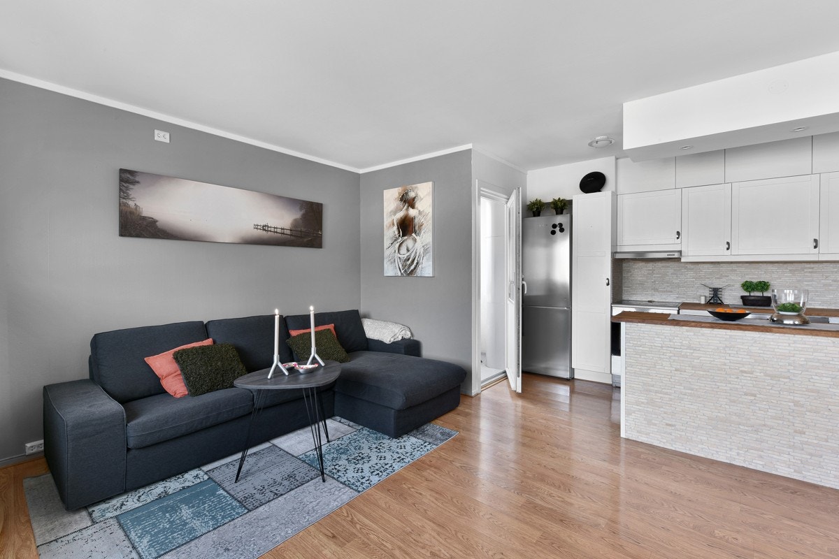 Kjøkkenet er pent og bruksvennlig, samt praktisk designet med mye benke- og skapplass. Galleribilde