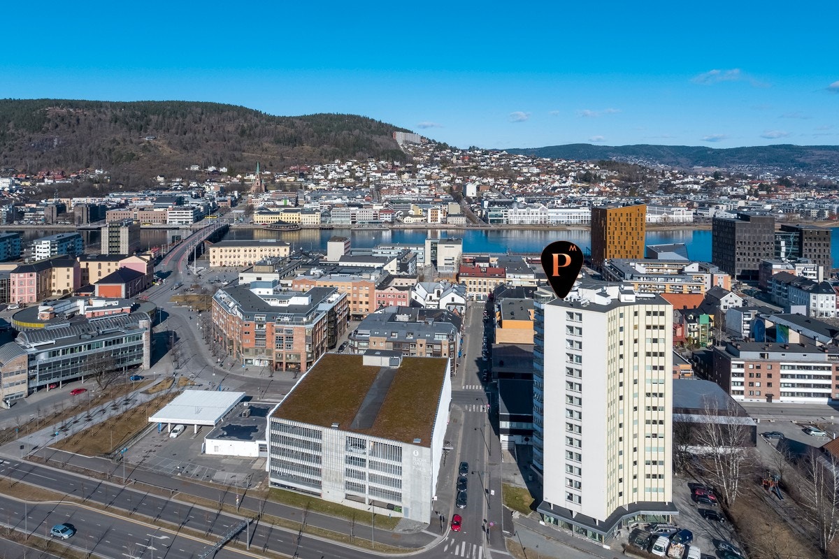 Eiendommen ligger meget sentralt og attraktivt til på Strømsø i Drammen. Galleribilde