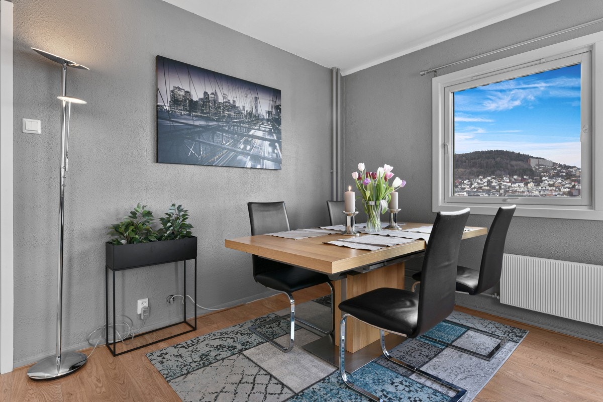 I stuen er det god plass for både sofaløsning og spisebord. Galleribilde