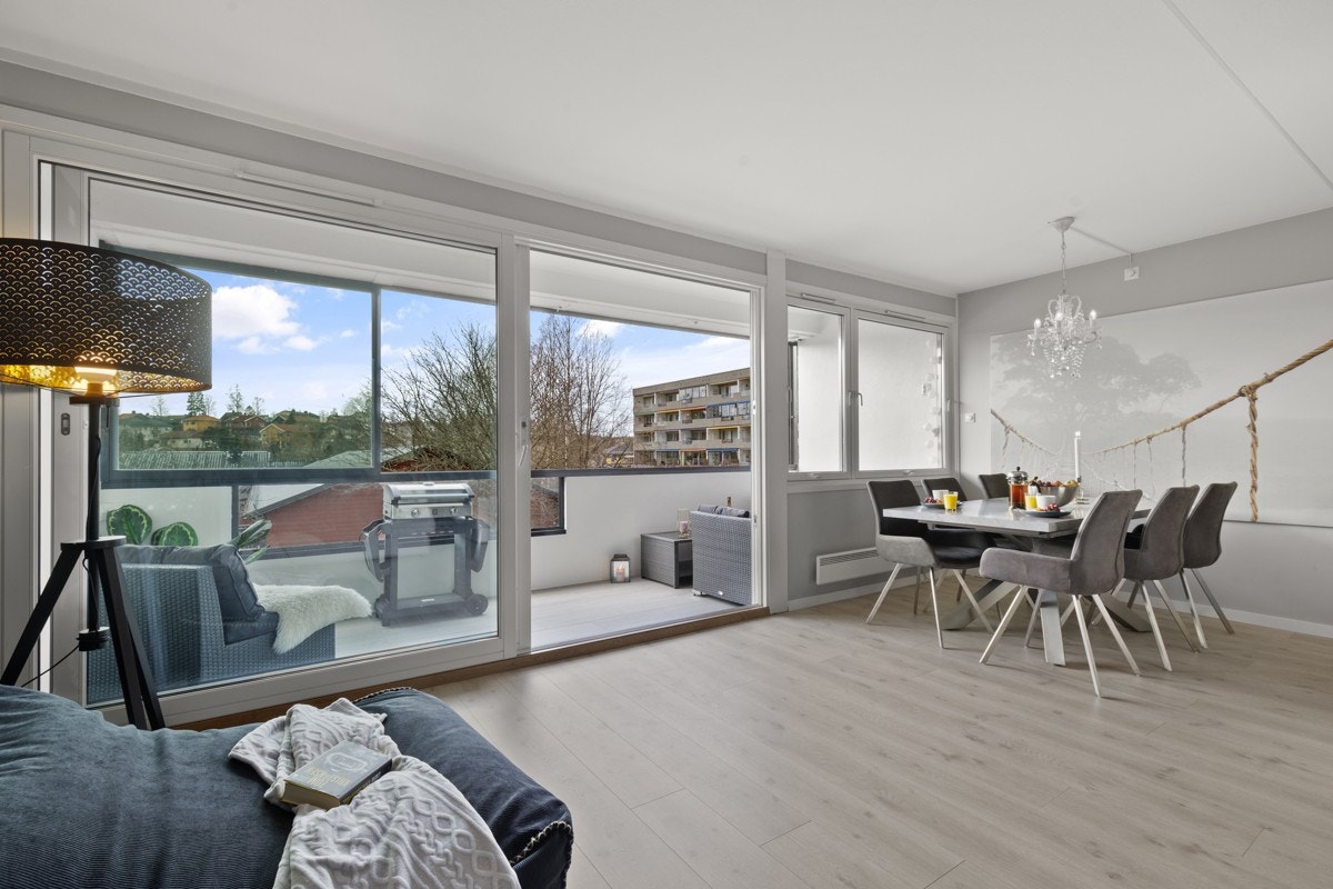 Leiligheten ble pusset opp i 2016, og har vinduer på tre sider. Det gir ekstra godt med naturlig lys i leiligheten Galleribilde