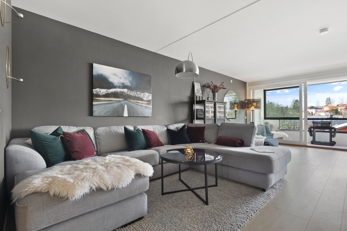 Flott kontrastvegg i stue malt i nyere tid. Alle himlinger ble malt i 2016 og flere vegger ble overflatebehandlet og malt. Galleribilde