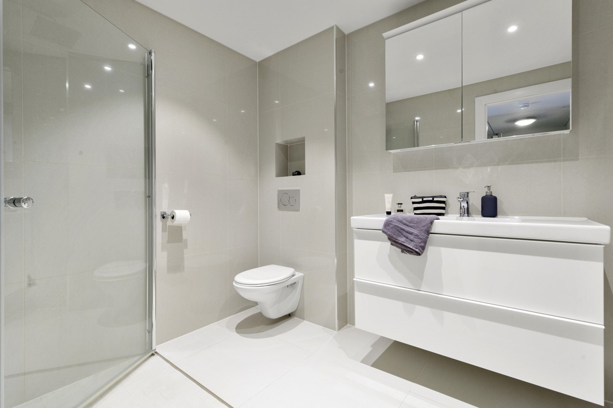 Svært delikat bad, pusset opp i 2016, med storformat fliser og plassbesparende, svingbare dusjvegger Galleribilde