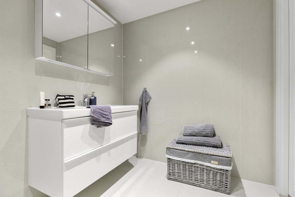 Vegghengt toalett med innebygget sisterne, og moderne innredning Galleribilde