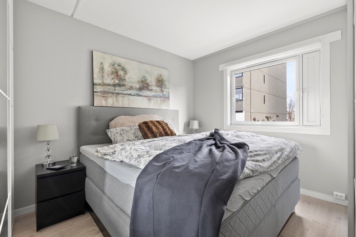 Stille og romslig hovedsoverom utstyrt med garderobeskap Galleribilde