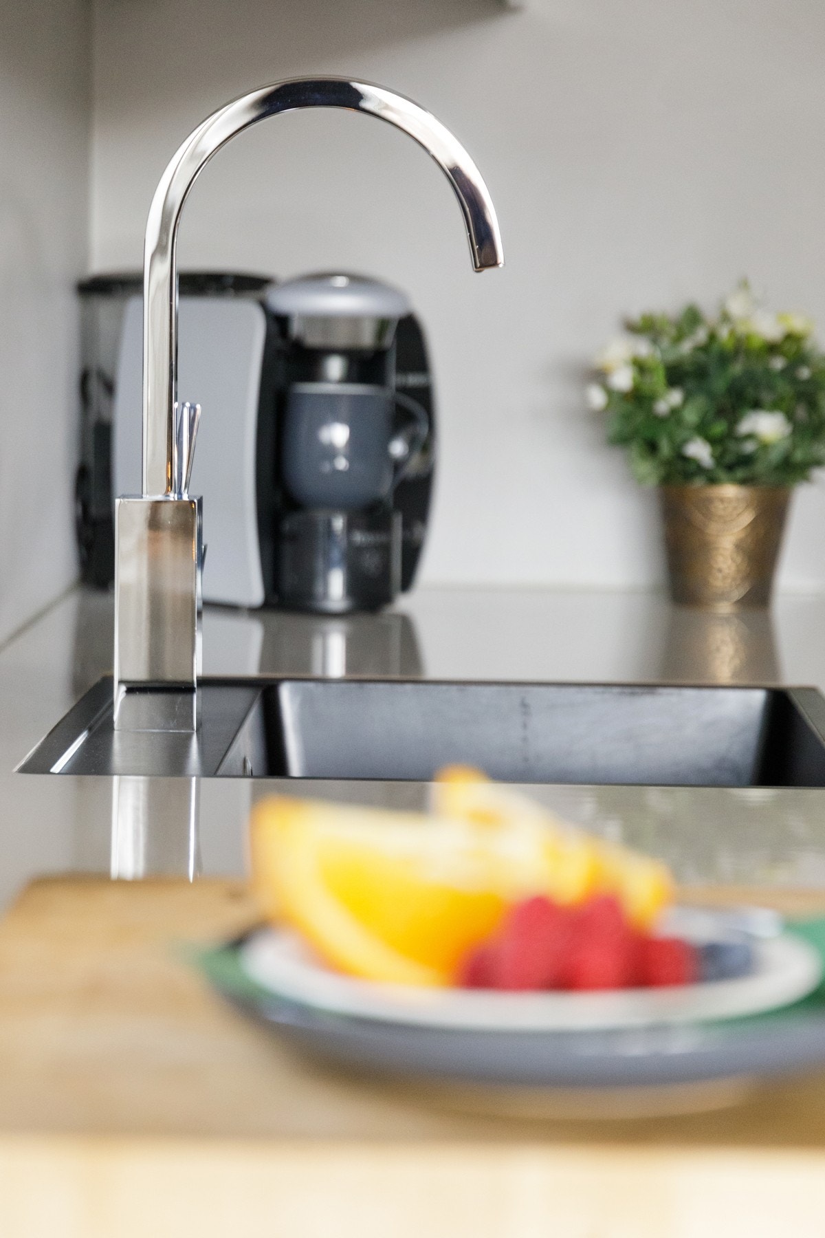 Moderne innredning med underlimt vask i kompositt i sort utførelse Galleribilde