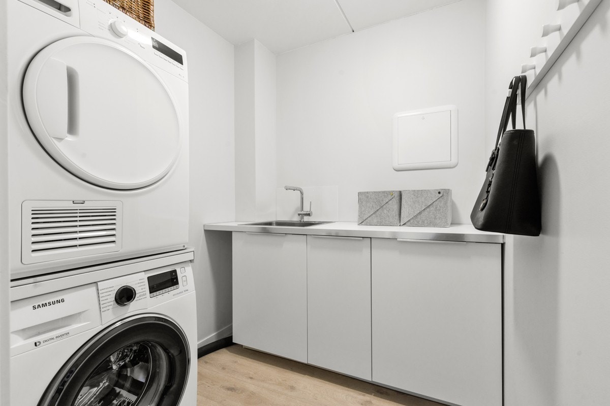 Praktisk vaskerom med god boltreplass, plass og opplegg for vaskerom m.v Galleribilde