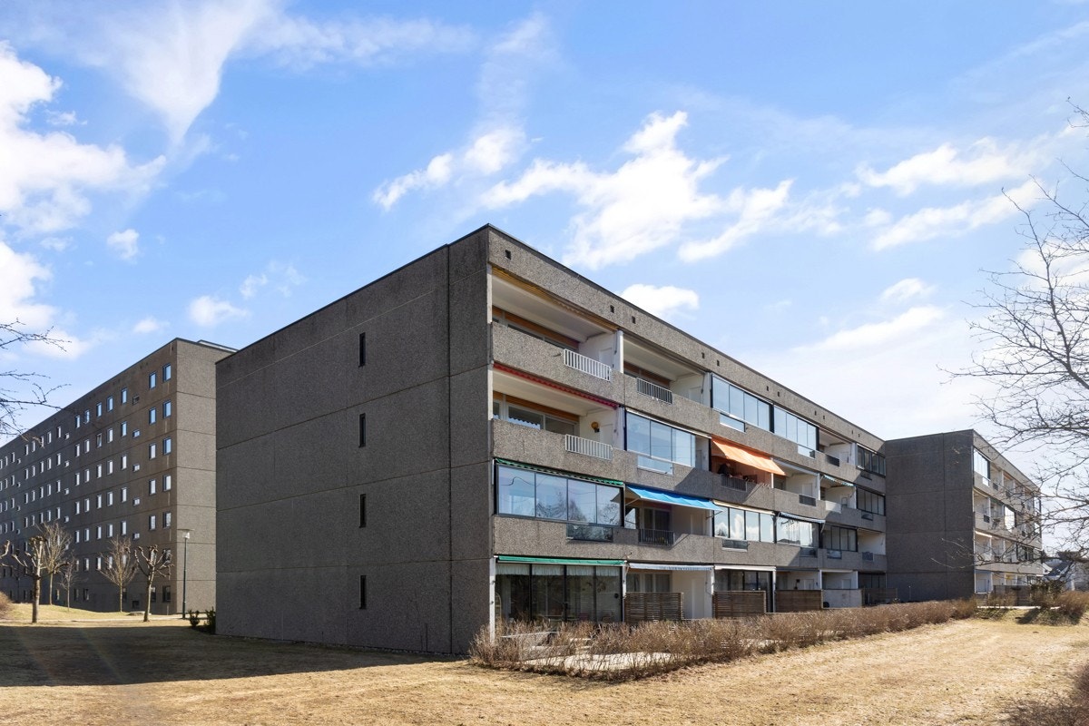 Meklenborg borettslag fremstår som et hyggelig borettslag, hvor det er lagt vekt på trivelige fellesområder. Det er opparbeidet fine utendørs oppholdsarealer både for barn og voksne Galleribilde