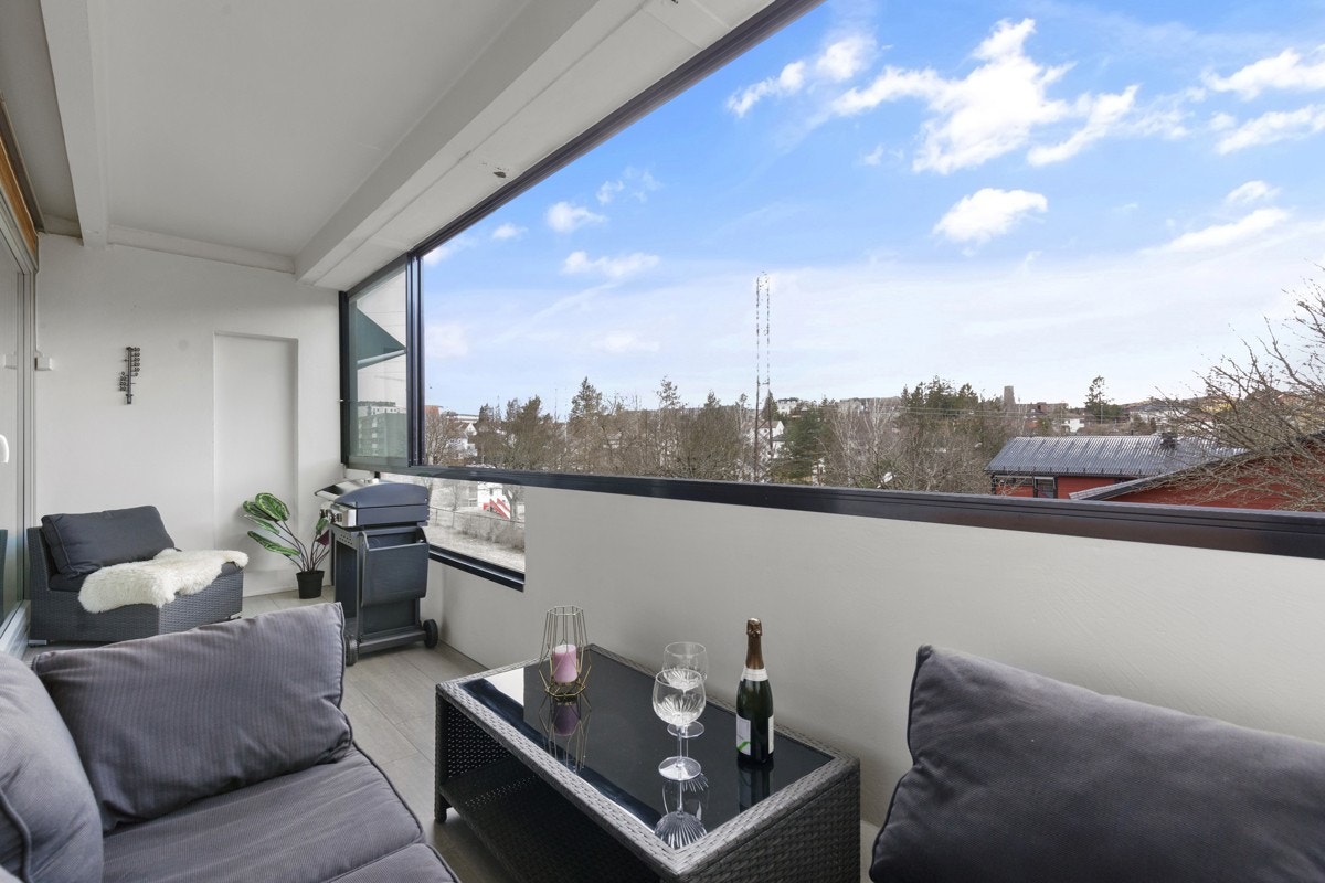 Balkongen måler ca. 10 kvm, er vestvendt og innglasset. En naturlig forlengelse av stuen Galleribilde