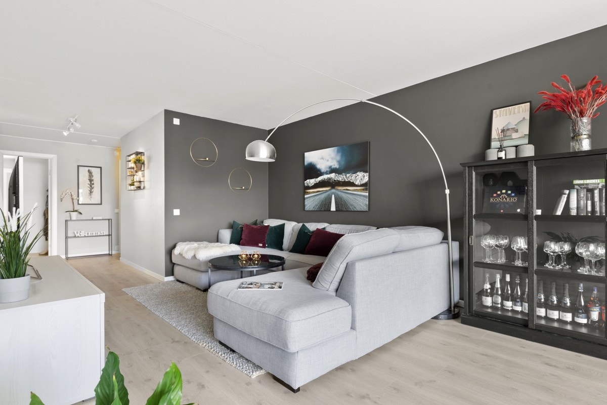 Flott 1-stavs gulv, gjennomgående i hele leiligheten Galleribilde