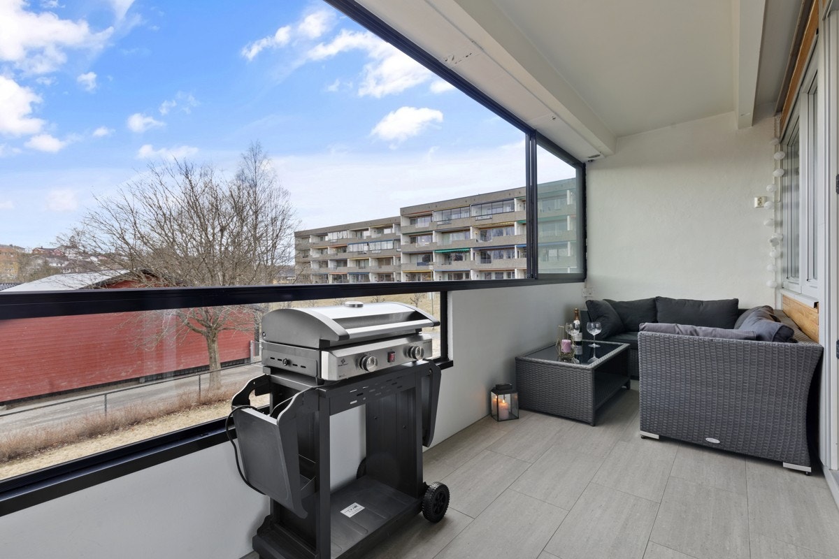 Stor vestvendt balkong med ettermiddagssol Galleribilde