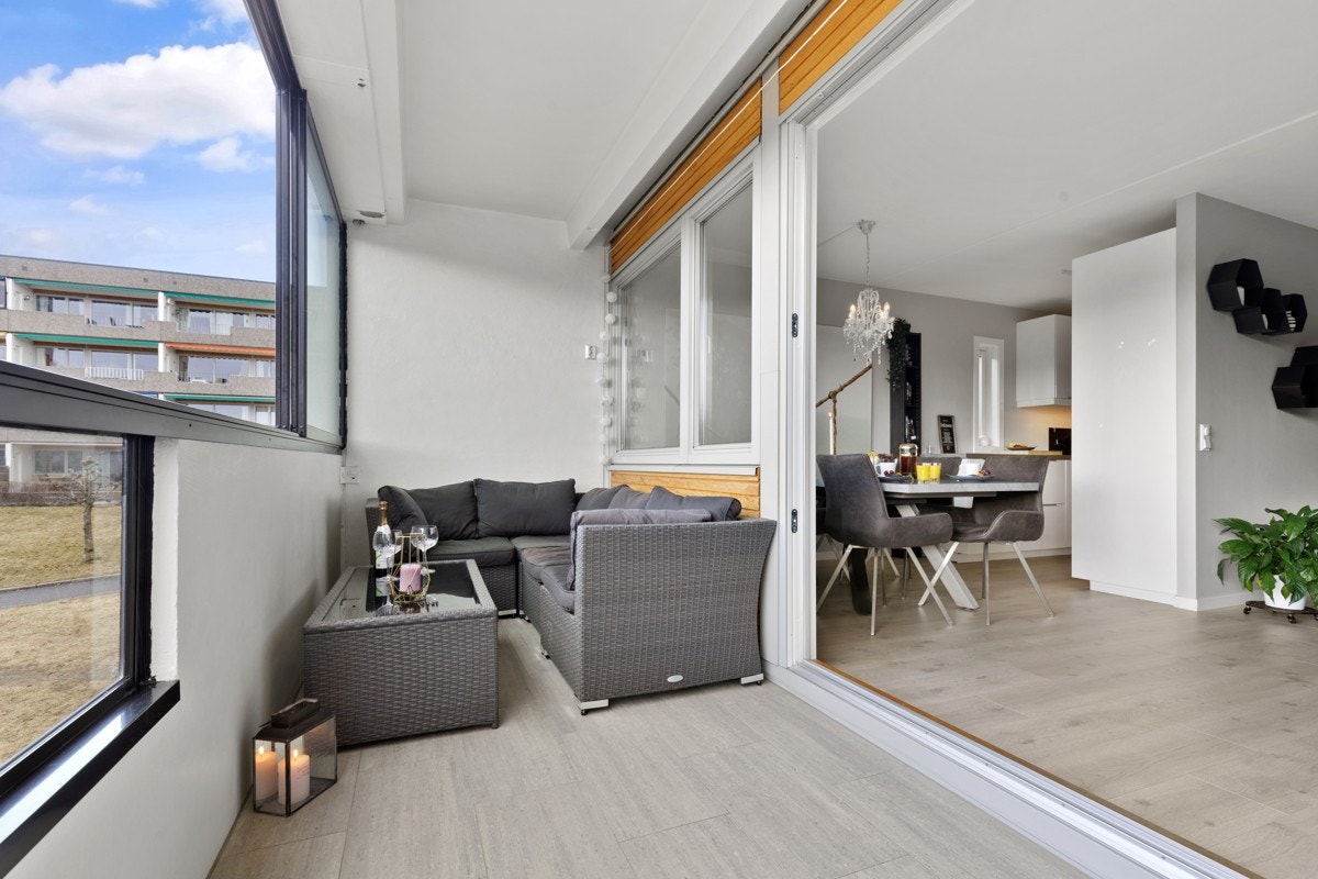 Leiligheten ligger i 2. etasje med hyggelig utsyn Galleribilde