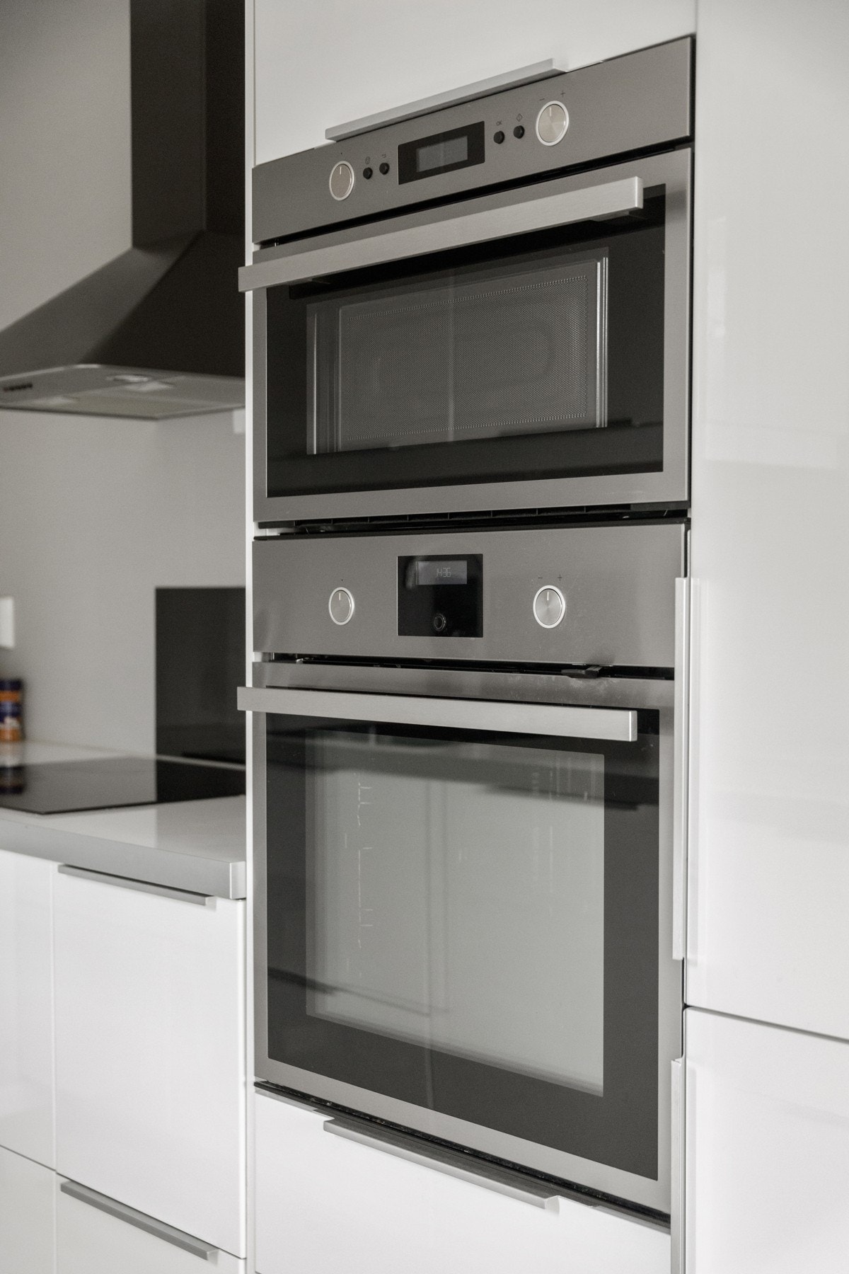 Integrerte hvitevarer som platetopp, stekeovn, micro, oppvaskmaskin og kjøl/frys Galleribilde