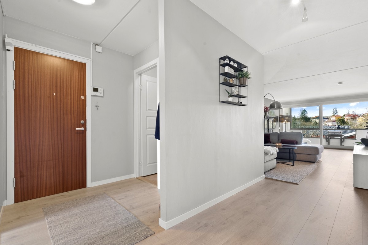 Romslig gang med gode muligheter for oppbevaring, også med Walk-In, samt Calling-anlegg med video Galleribilde