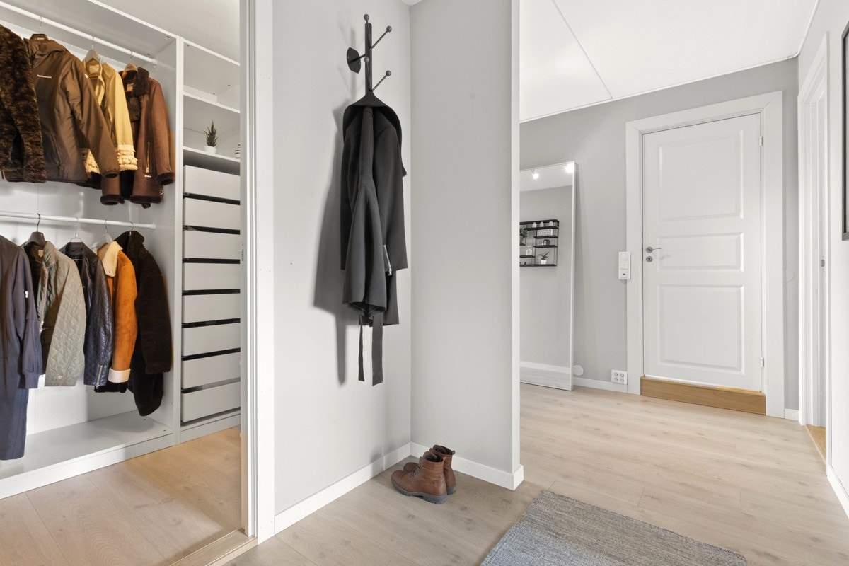 Flott "walk-in" garderobe i gangen, med godt system og rikelig med plass til ytterdøy m.v. Galleribilde