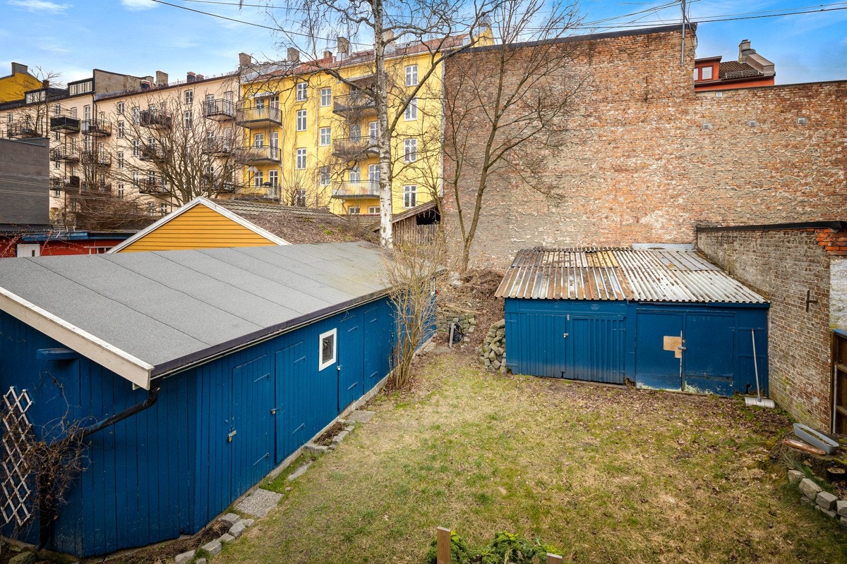 Romslig og solrik tomt. Galleribilde