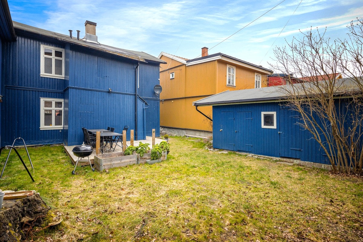 Hagen har syrintre og plantekasser. Galleribilde