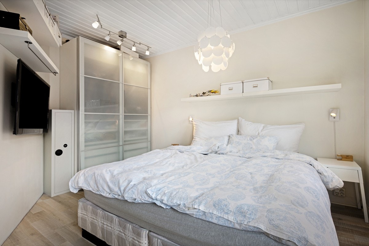 Lagringsplass i skyvedørsgarderobe. Galleribilde