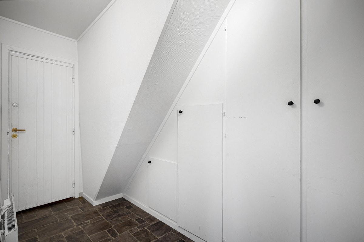 Entré med plassbygde skapløsninger. Galleribilde