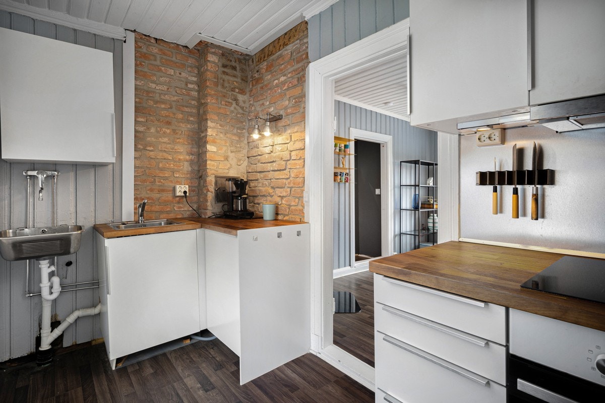 Innredningen har heltre benkeplate og glatte fronter. Galleribilde