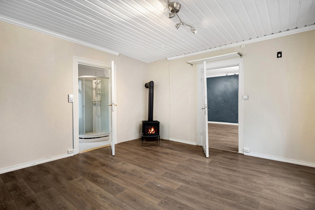 Hyggelig peisovn i hjørnet av rommet. Galleribilde