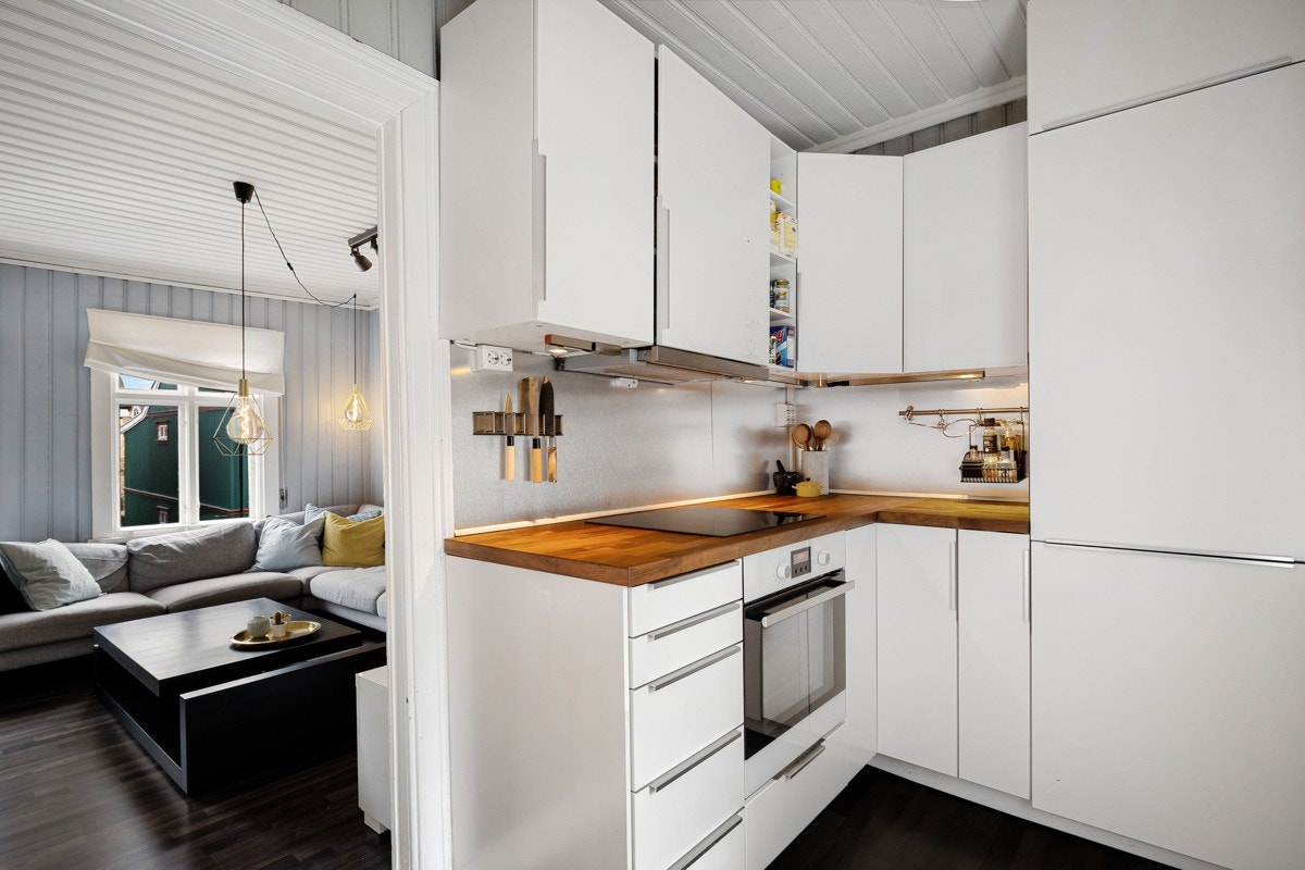 Pent kjøkken fra 2014 med integrerte hvitevarer. Galleribilde