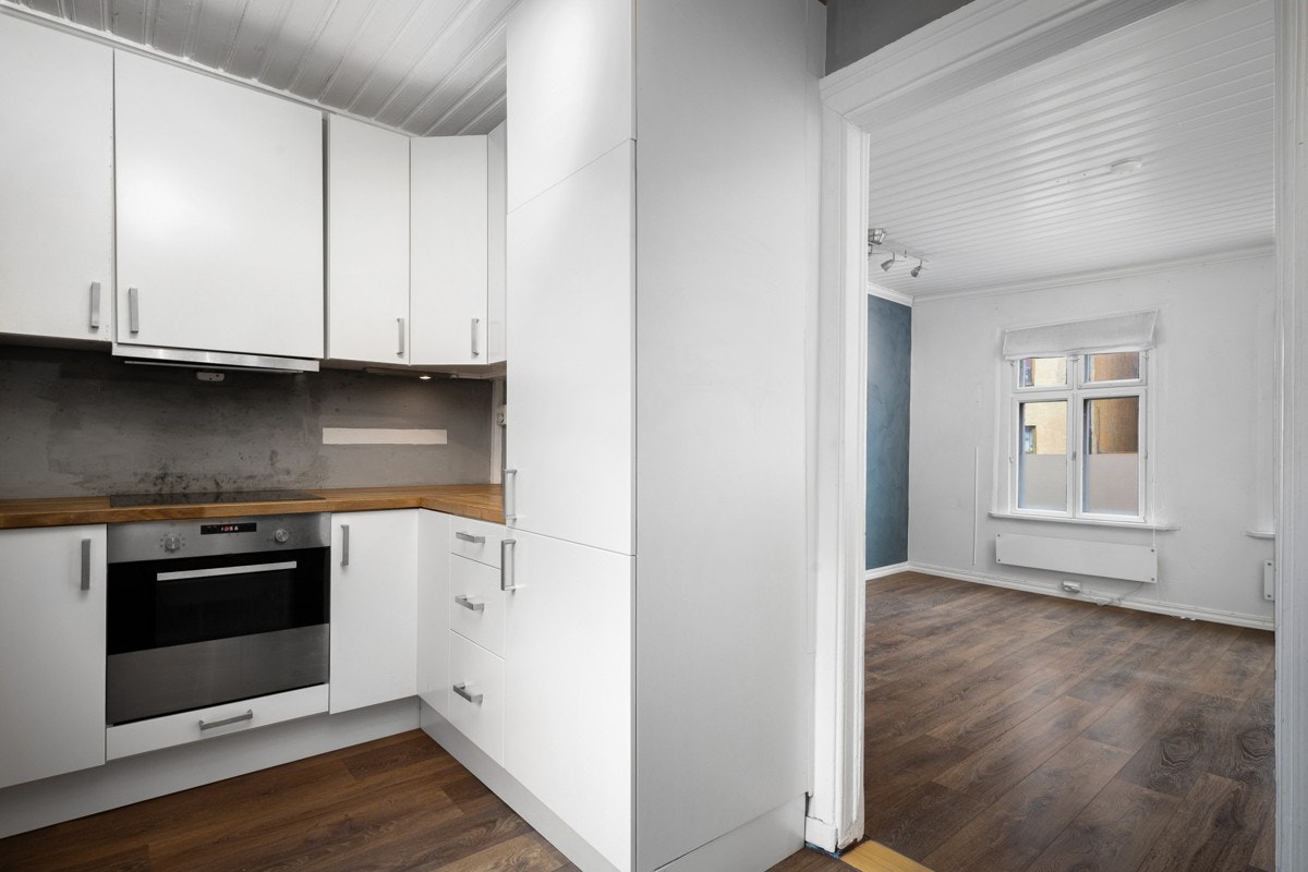 Innredningen består av glatte, hvite fronter samt heltre benkeplate med nedfelt kum. Galleribilde