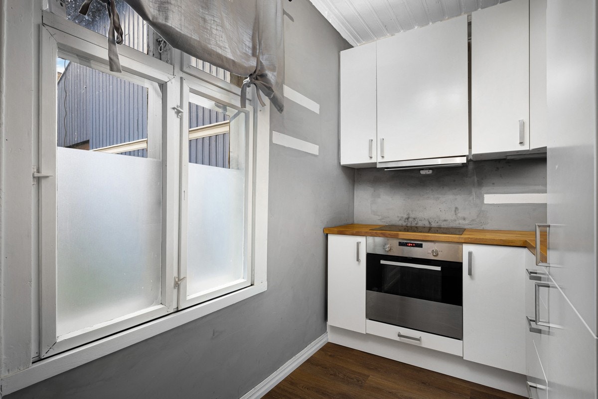 Hyggelig kjøkken med integrerte hvitevarer. Galleribilde