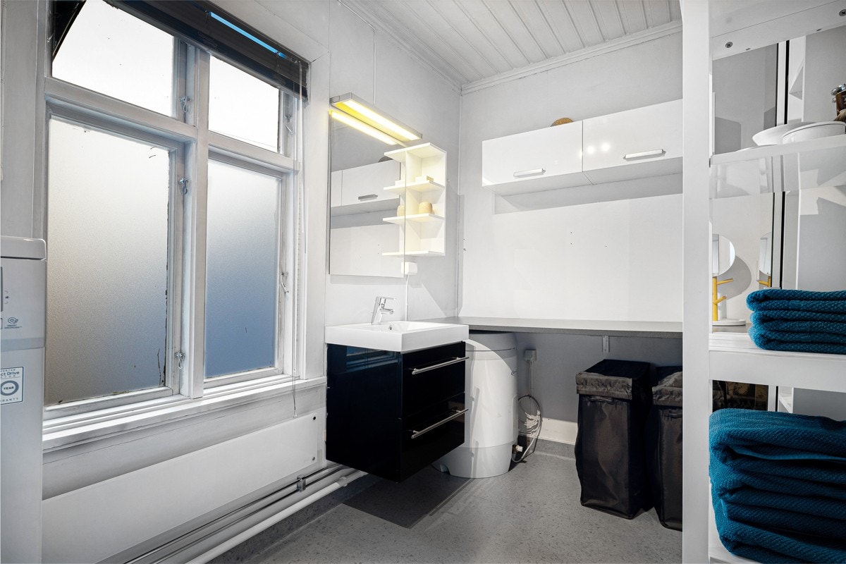 Det er godt med lagringsplass på badet. Galleribilde