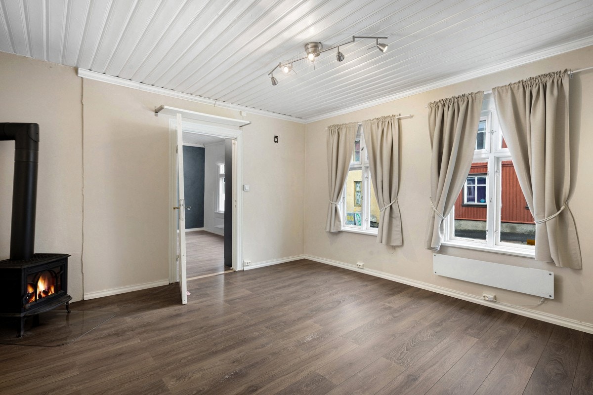 Første etasje har en romslig stue som er enkel å møblere. Galleribilde