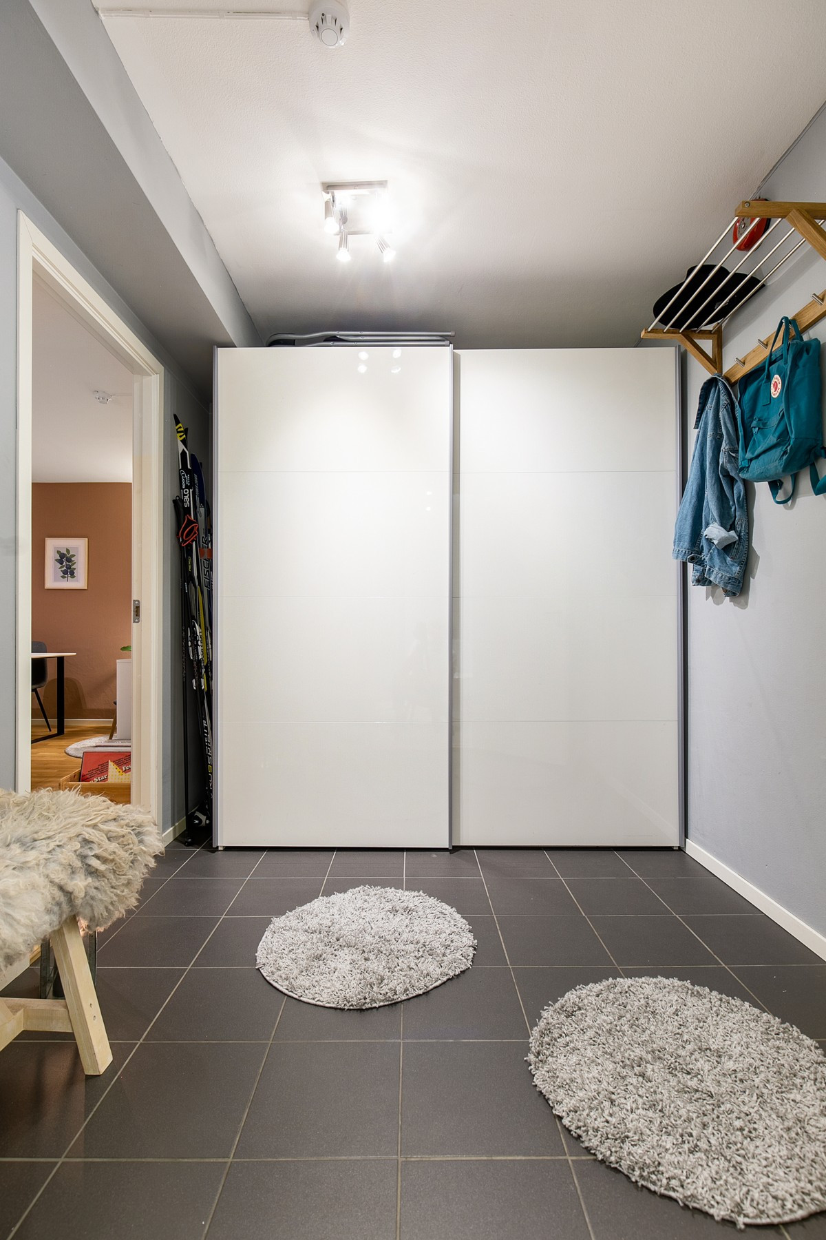 Praktiske skyvedørsgarderobe i gang med gode oppbevaringsmuligheter