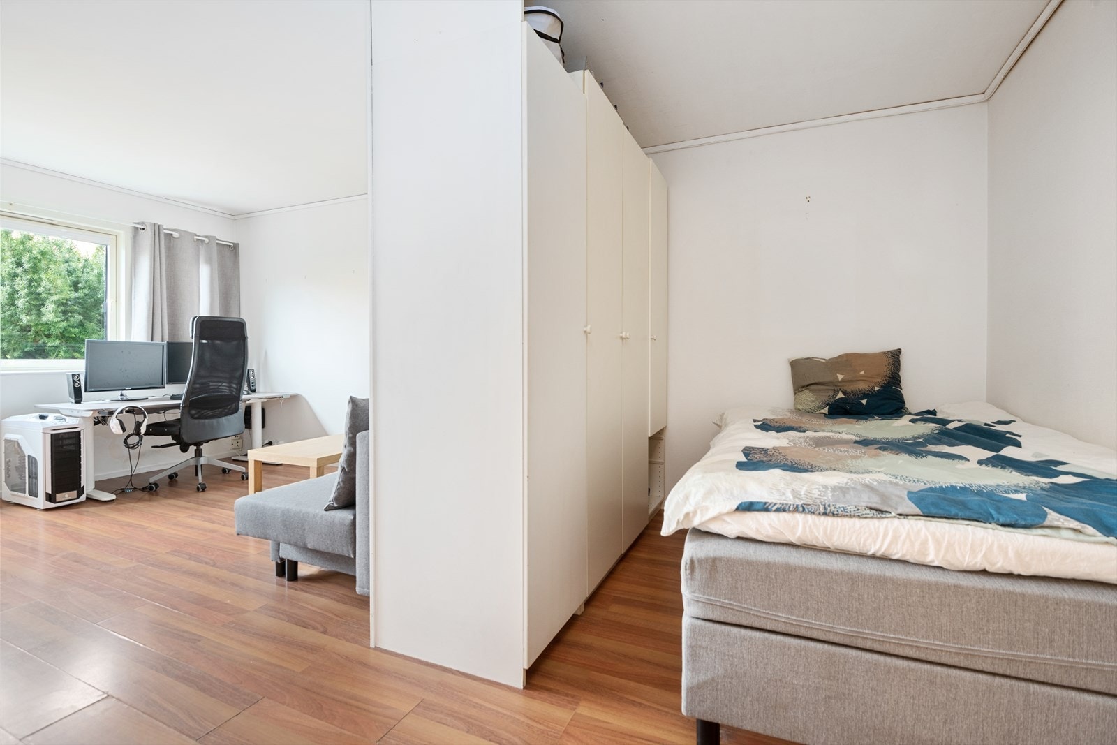 Det kommer rikelig med lys inn, men garderobeløsningen skjermer fint så det blir mørkere der sengen står. Galleribilde