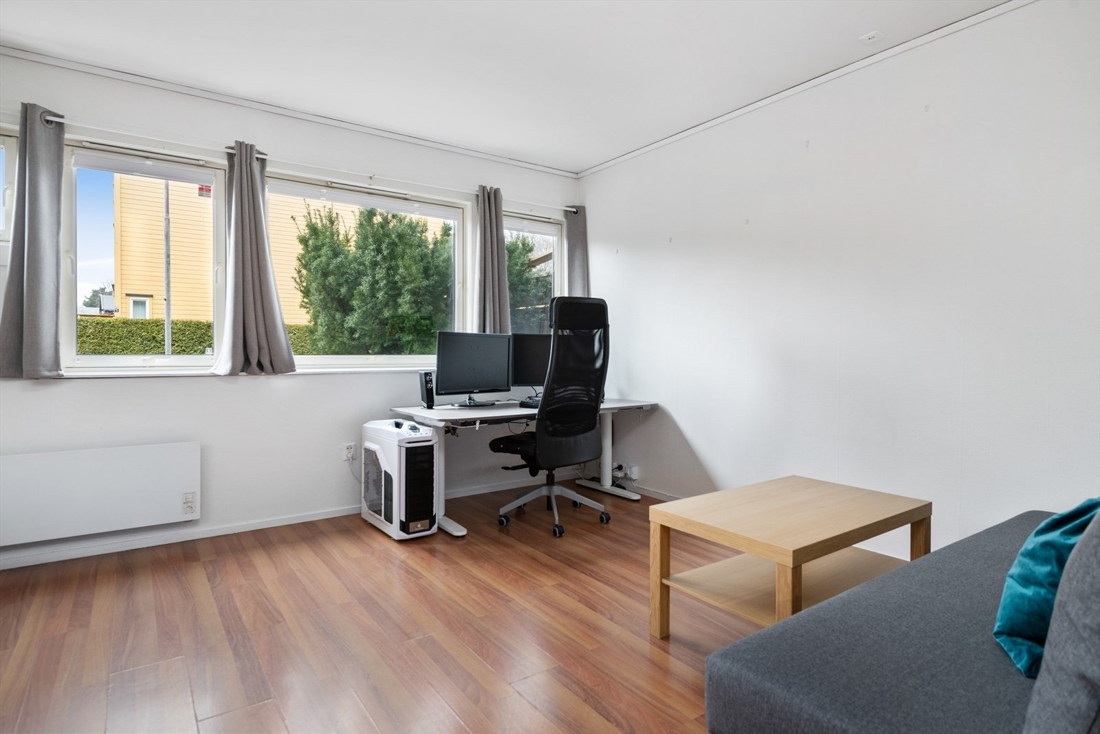 Stuen har en fin romfølelse med laminatgulv. Det ligger en
stripe med varmekabler langs yttervegg i stue. Galleribilde