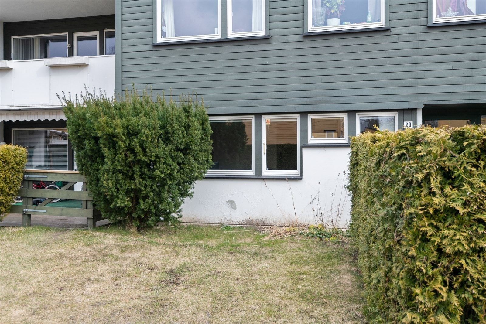 Leiligheten har store vinduer som gir godt med lys. Galleribilde