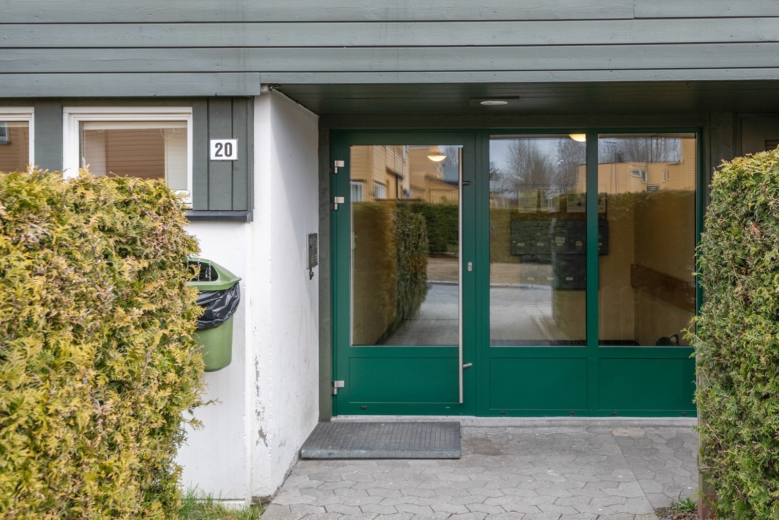 Byggets inngangsparti med callinganlegg. Galleribilde