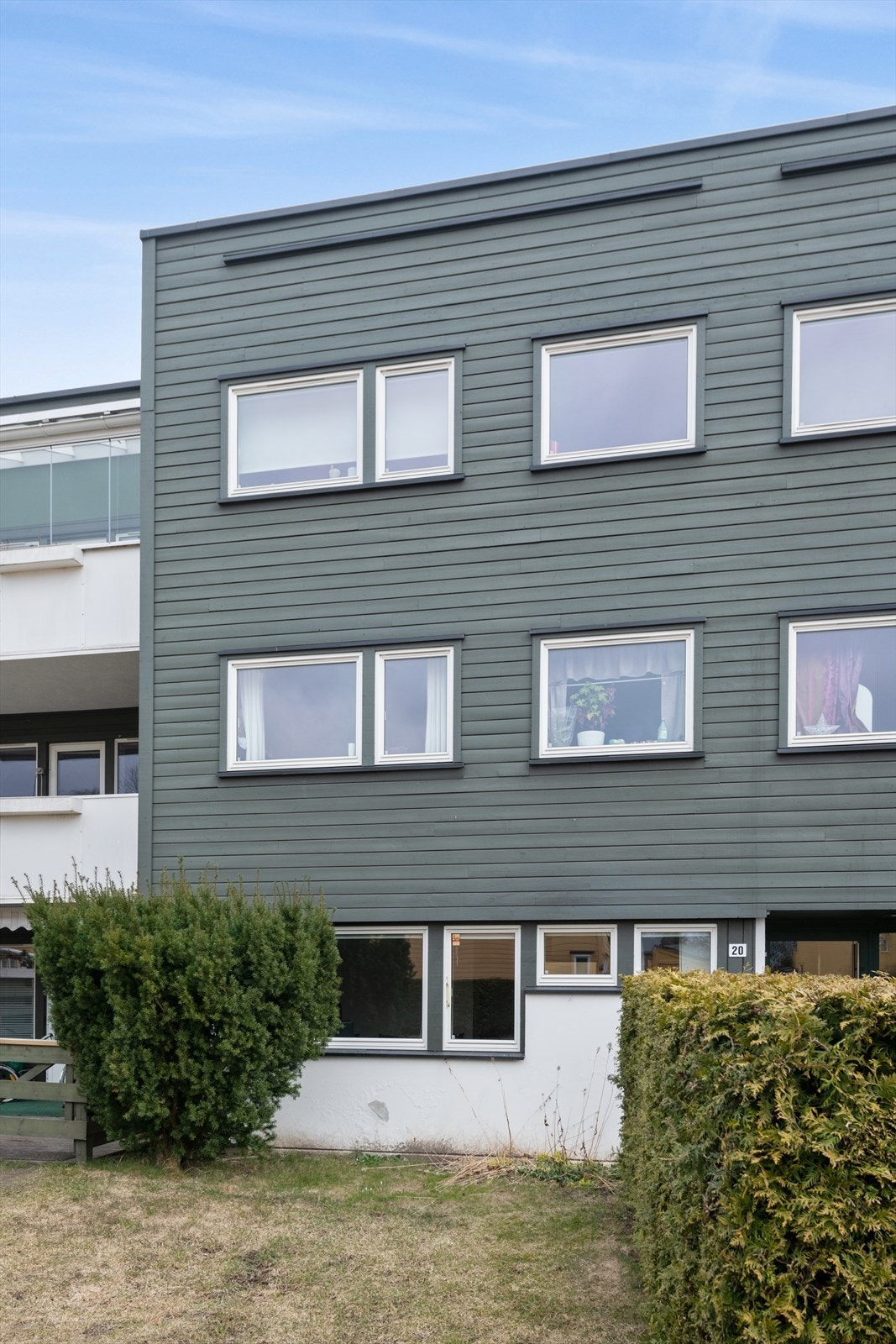 Leiligheten ligger i byggets 1 etasje med en skjermet beliggenhet. Galleribilde